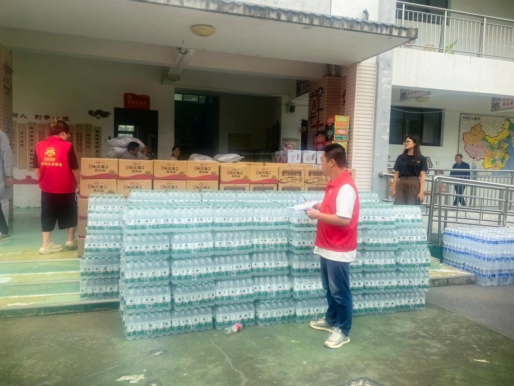 圖為愛(ài)心人士向鳳縣河口鎮(zhèn)中心小學(xué)捐贈(zèng)的物資。新華社記者 劉彤 攝