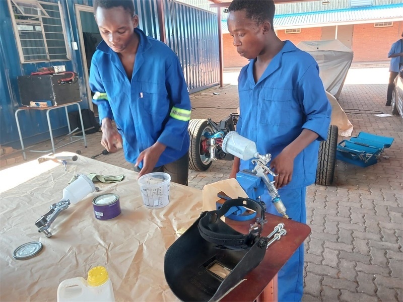 南非學(xué)生認(rèn)真改造“老爺車”。索尚古夫技術(shù)高中供圖