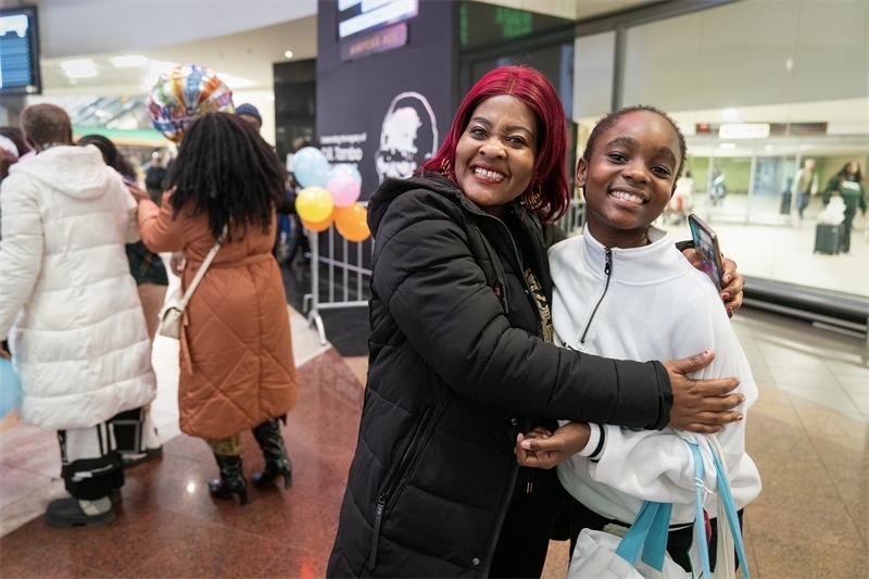 學(xué)生與家長相擁歡慶。希拉茲·莫林?jǐn)z