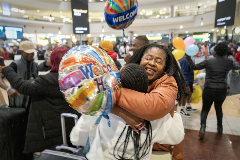 學(xué)生與家長相擁歡慶。希拉茲·莫林?jǐn)z