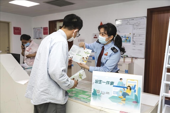 志愿者為葉先生介紹新生兒相關(guān)服務(wù)。云浮市稅務(wù)局供圖