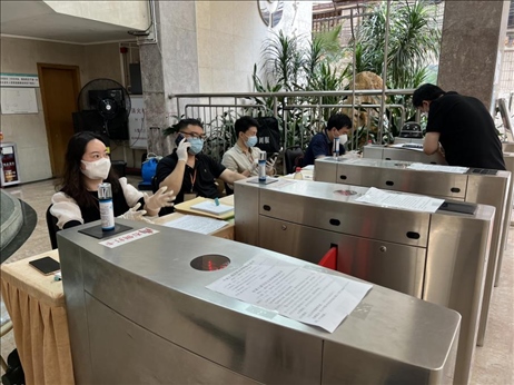廣州市越秀區(qū)教育局現(xiàn)場(chǎng)審核返區(qū)生辦理材料，采用“提前網(wǎng)上預(yù)約、現(xiàn)場(chǎng)分批辦理”的方式進(jìn)行。廣州市越秀區(qū)教育局供圖