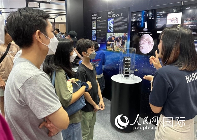 泰國國家天文研究所工作人員向觀眾科普天文知識。人民網(wǎng)記者 簡承淵攝