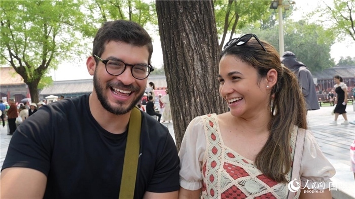 圖為巴拿馬籍游客阿德里安·岡薩雷斯（Adrian Gonzalez）（左）和丹尼斯·岡薩雷斯（Denisse Gonzalez）（右）。人民網(wǎng)記者 吳超嵐攝