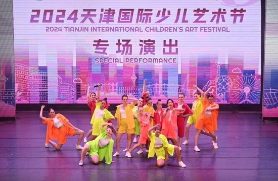 7月22日，來(lái)自俄羅斯的舞蹈團(tuán)演員在藝術(shù)節(jié)上展演。新華社記者 趙子碩 攝