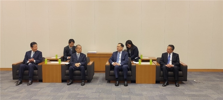 4月11日，楊萬明會長在東京會見日中友好議員聯(lián)盟會長二階俊博（左二）。中國人民對外友好協(xié)會供圖