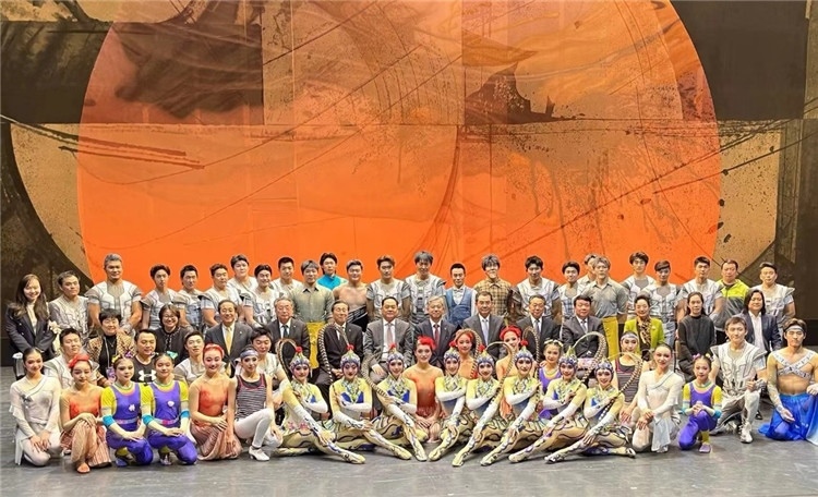 4月12日，中國人民對外友好協(xié)會會長楊萬明、駐日大使吳江浩及來自36國70位駐日使節(jié)代表等現(xiàn)場觀看中國雜技團東京公演。中國人民對外友好協(xié)會供圖