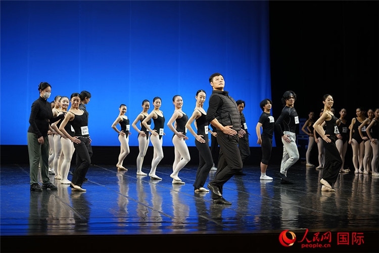3月26日，松山芭蕾舞團青年代表團成員在中央芭蕾舞團交流學(xué)習(xí)。人民網(wǎng)記者 張麗婭攝