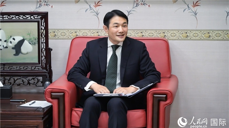 使館發(fā)言人畢海波公參介紹黨的二十屆三中全會情況并回答記者提問。人民網(wǎng) 郭錦標(biāo)攝