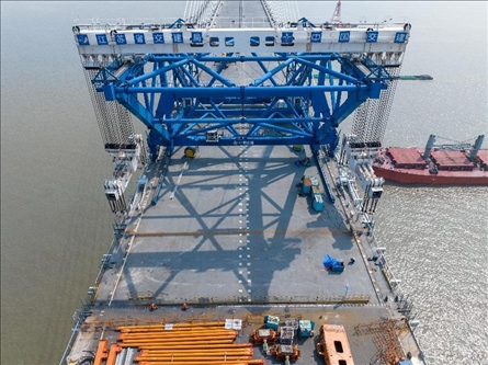 △ 圖為我國自主研發(fā)的世界最大噸位橋面吊機(jī)。