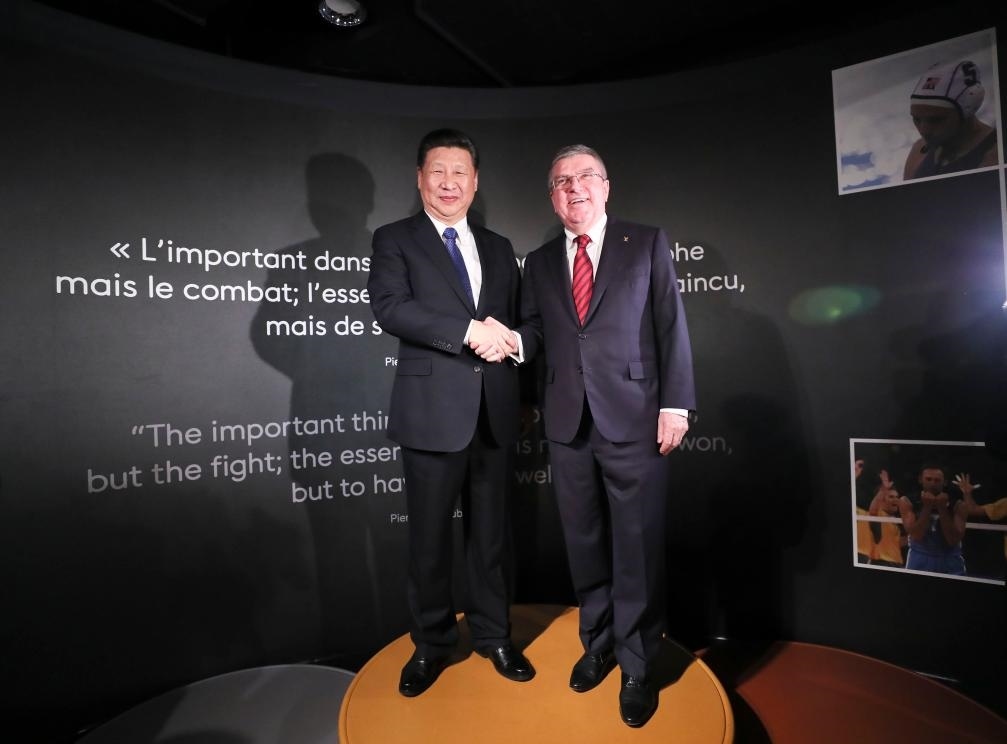 2017年1月18日，國家主席習(xí)近平在瑞士洛桑國際奧林匹克博物館會(huì)見國際奧林匹克委員會(huì)主席巴赫。這是習(xí)近平和巴赫在奧運(yùn)冠軍領(lǐng)獎(jiǎng)臺(tái)上合影。新華社記者 蘭紅光 攝