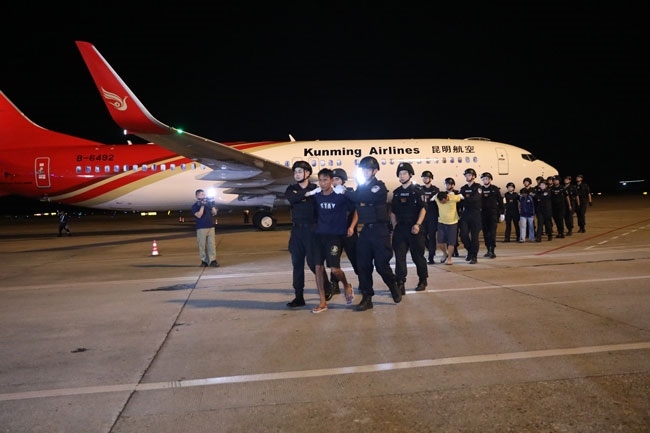 押解現(xiàn)場。公安部供圖