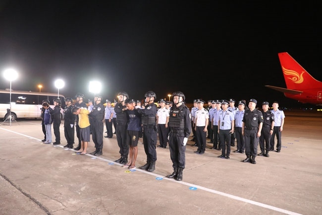 押解現(xiàn)場。公安部供圖