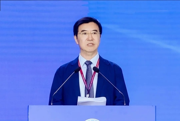 杜玉波在第八屆產(chǎn)教融合發(fā)展大會上作主旨報告。中國高等教育學(xué)會供圖