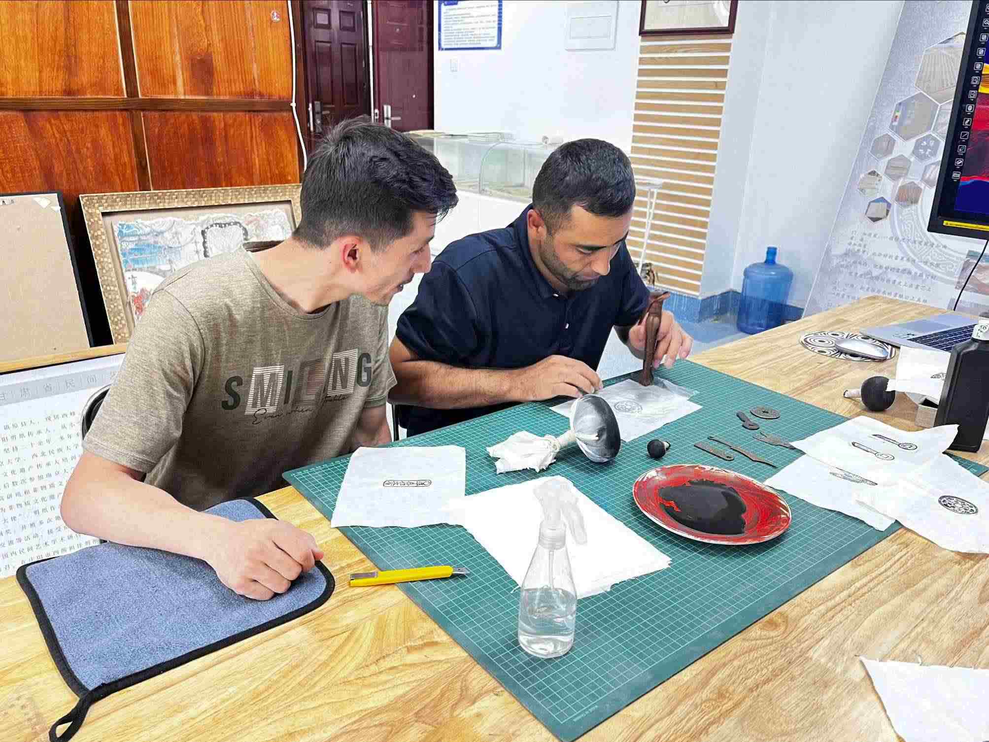 營員們動(dòng)手體驗(yàn)“非遺”技藝。校方供圖