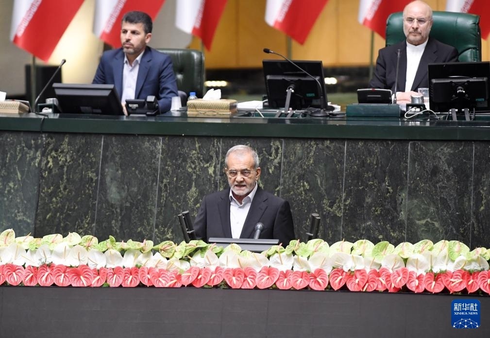 7月30日，佩澤希齊揚（前）在伊朗德黑蘭的伊朗議會宣誓就任伊朗總統(tǒng)后發(fā)表就職演說。新華社記者 沙達提 攝