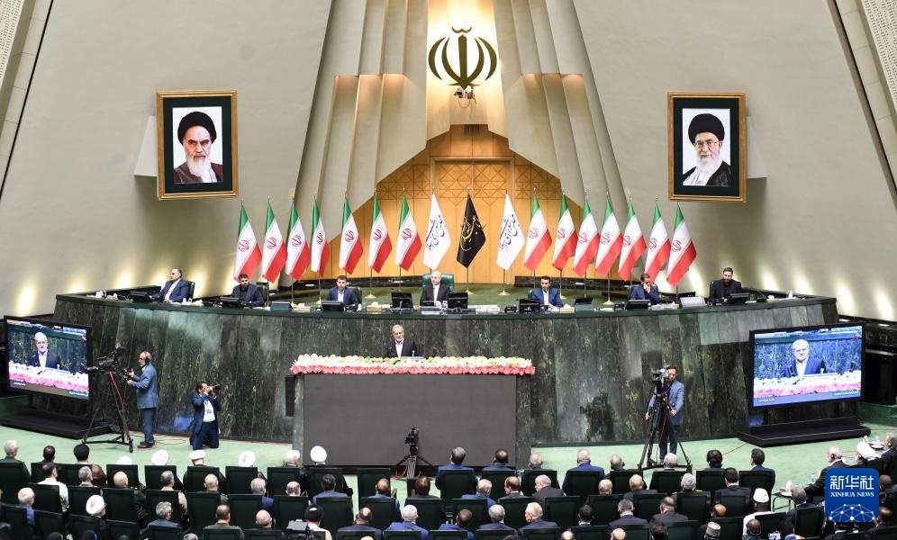 7月30日，佩澤希齊揚（中）在伊朗德黑蘭的伊朗議會宣誓就任伊朗總統(tǒng)后發(fā)表就職演說。新華社記者 沙達提 攝