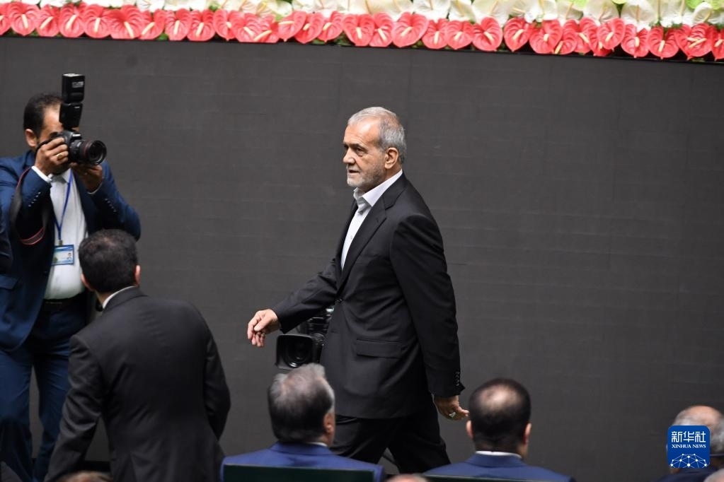 7月30日，在伊朗德黑蘭的伊朗議會，佩澤希齊揚（中）抵達總統(tǒng)就職典禮現(xiàn)場。新華社記者 沙達提 攝