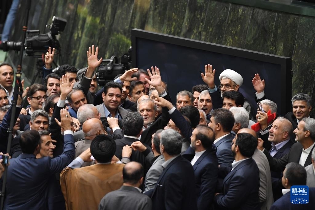 7月30日，在伊朗德黑蘭的伊朗議會，佩澤希齊揚（中）離開總統(tǒng)就職典禮現(xiàn)場時揮手致意。新華社記者 沙達提 攝