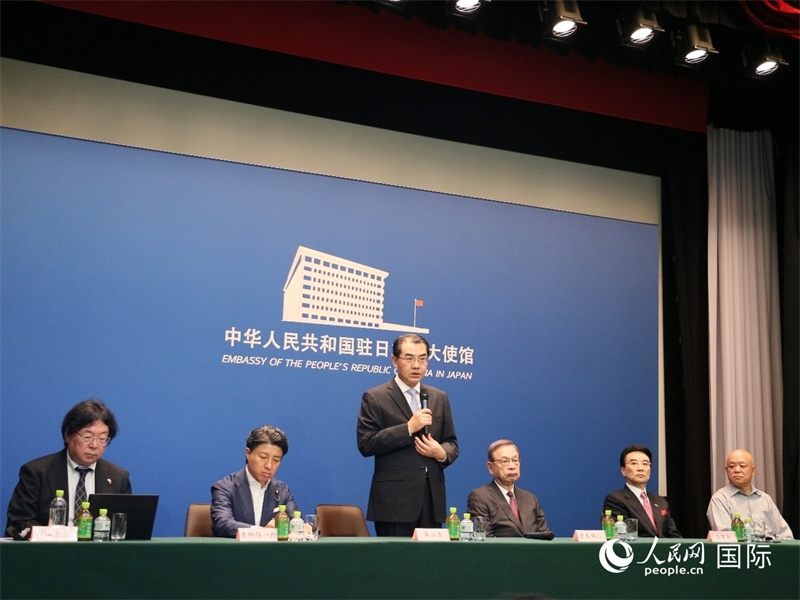 中國(guó)駐日本大使吳江浩（左三）致辭。人民網(wǎng) 許可攝