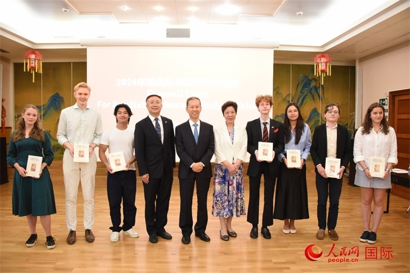 中國(guó)駐瑞典大使崔愛(ài)民與赴華瑞典留學(xué)生合影。人民網(wǎng)記者 殷淼攝