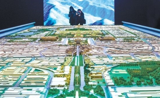 首都博物館“輝煌中軸”展廳內(nèi)，十六米長的中軸線沙盤，配以立體投影技術(shù)，展現(xiàn)北京中軸線之壯美。 本報記者 武亦彬攝