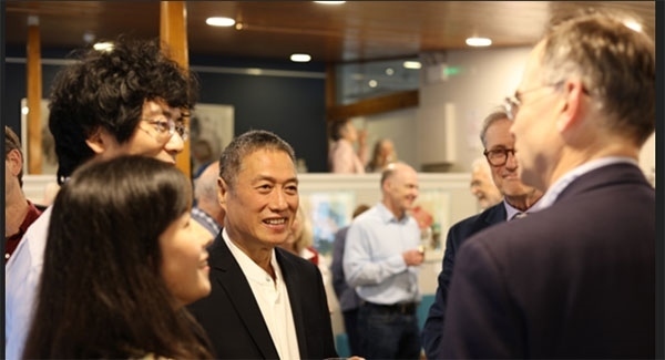 盧中見與嘉賓交流中國畫。許晉熙攝