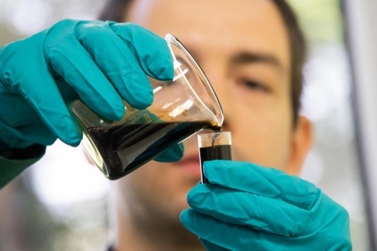 2022年5月24日，在匈牙利薩茲豪隆包陶多瑙河煉油廠，一名工人對通過阿德里亞輸油管道運達的原油樣品進行質(zhì)量分析。新華社發(fā)（弗爾季·奧蒂洛攝）