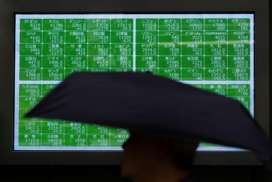 8月2日，在日本東京，行人經(jīng)過(guò)一處股指信息電子顯示屏。新華社記者張笑宇攝