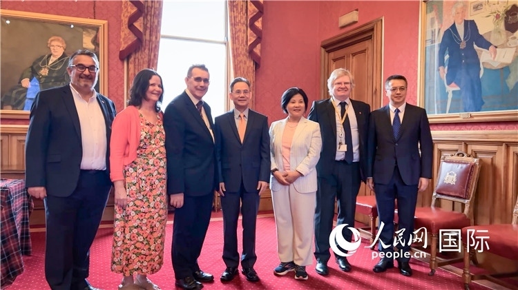 圖為阿伯丁市政廳會見現(xiàn)場。人民網(wǎng) 郭錦標攝