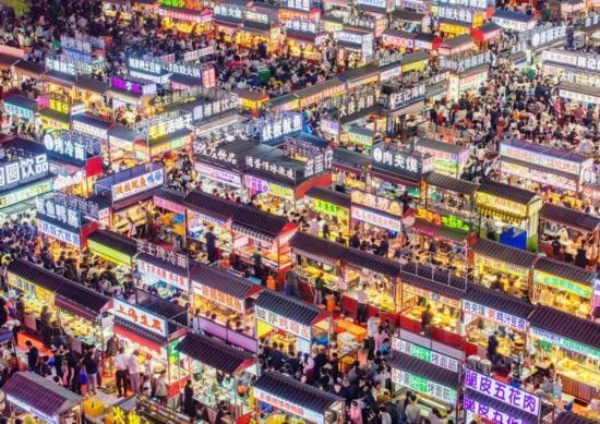 2024年4月21日，人們在河北省正定縣小商品夜市品嘗美食（無人機照片）。新華社發(fā)（武志偉 攝）