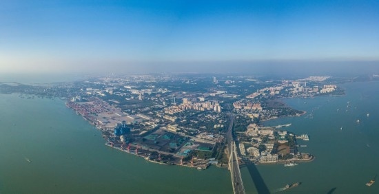海南自貿(mào)港重點園區(qū)——洋浦經(jīng)濟開發(fā)區(qū)（2023年12月31日攝，無人機全景照片）。新華社記者 蒲曉旭 攝