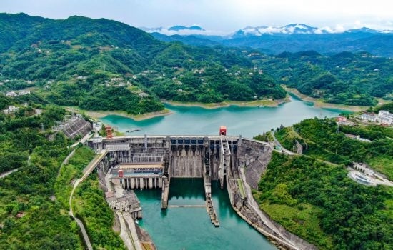 這是陜西安康水電站大壩（2024年6月21日攝，無人機照片）。新華社記者 蔡湘鑫 攝