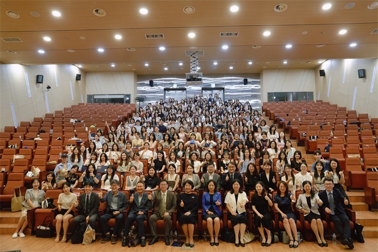 8月5日，第十一屆在韓國際中文教育志愿者崗中培訓(xùn)舉行開班儀式。圖為活動現(xiàn)場合影。 教育部中外語言交流合作中心供圖