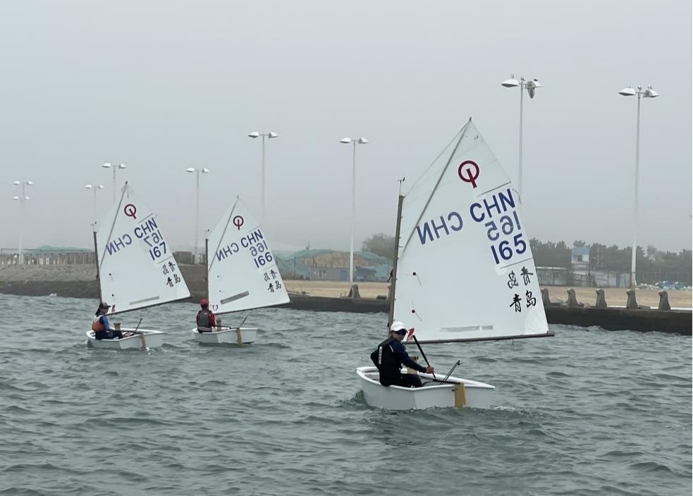 青島市嶗山區(qū)中韓小學(xué)帆船社團進行帆船訓(xùn)練。青島市嶗山區(qū)教育和體育局供圖