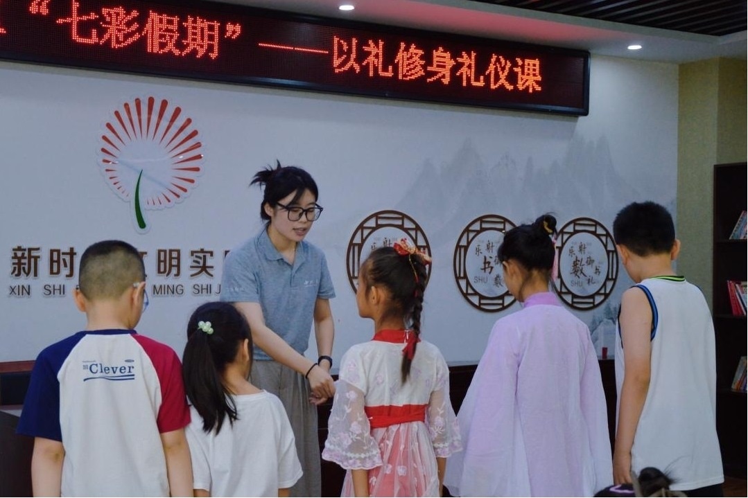 曲阜市小雪街道如意社區(qū)新時代文明實踐站以禮修身禮儀課。謝婉瑩 攝