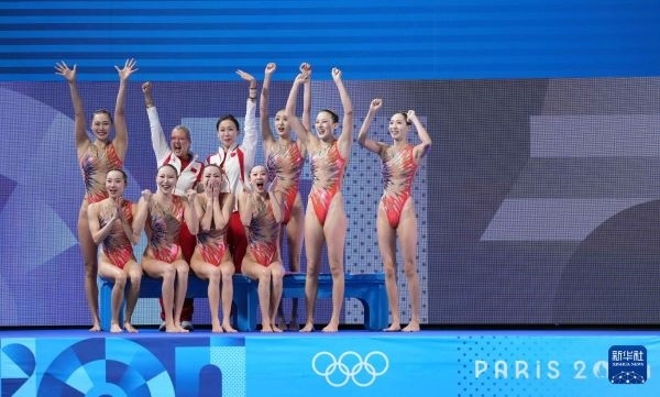北京時(shí)間8月8日凌晨，巴黎奧運(yùn)會(huì)花樣游泳集體項(xiàng)目的最后一項(xiàng)比賽集體技巧自選在巴黎奧林匹克水上運(yùn)動(dòng)中心舉行。中國隊(duì)奪得花樣游泳集體項(xiàng)目金牌。圖為中國隊(duì)在比賽后慶祝奪冠。新華社記者 薛宇舸 攝