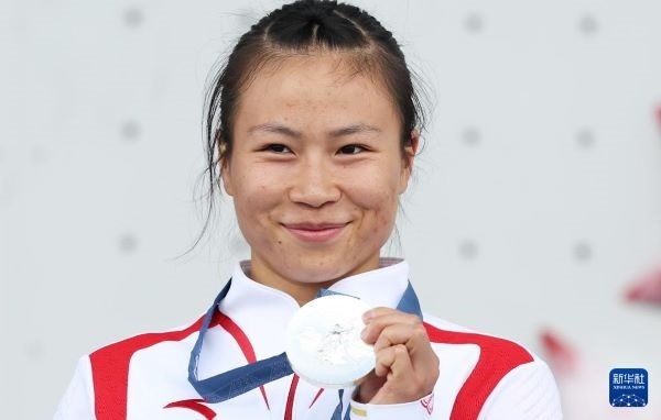北京時(shí)間8月7日，在巴黎奧運(yùn)會(huì)攀巖女子速度賽比賽中，中國選手鄧麗娟獲得銀牌。圖為亞軍中國選手鄧麗娟在頒獎(jiǎng)儀式上。新華社記者 高靜 攝