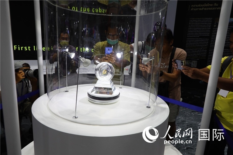 “嫦娥五號(hào)”探測(cè)器從月球帶回的月球樣品在泰國(guó)展出。人民網(wǎng)記者簡(jiǎn)承淵攝