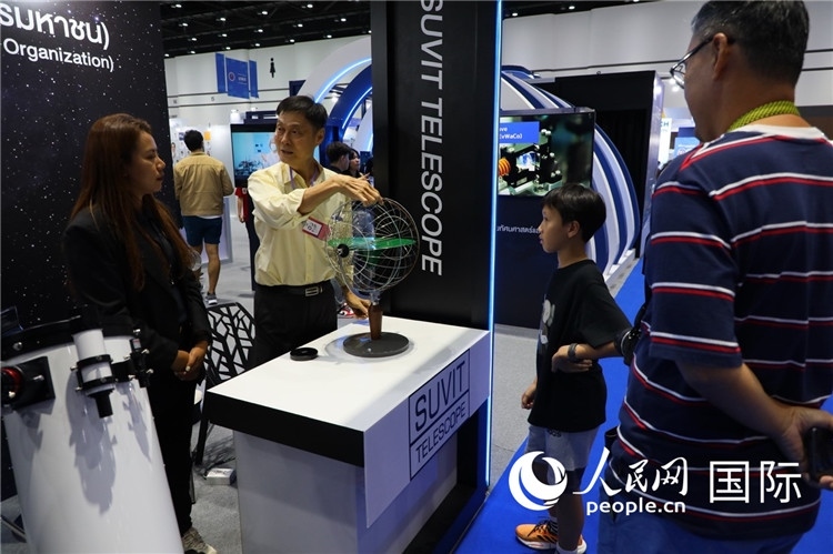 專家向觀眾講述航天知識(shí)。人民網(wǎng)記者簡(jiǎn)承淵攝。