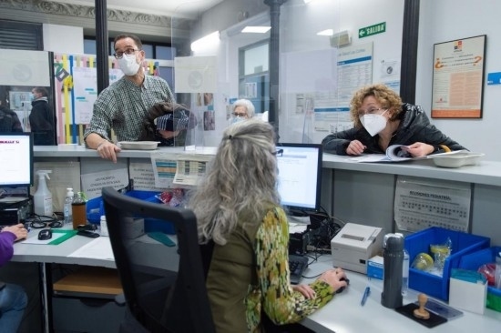 1月15日，人們在西班牙馬德里一家診所內(nèi)就診。新華社發(fā)（古斯塔沃·巴連特攝）