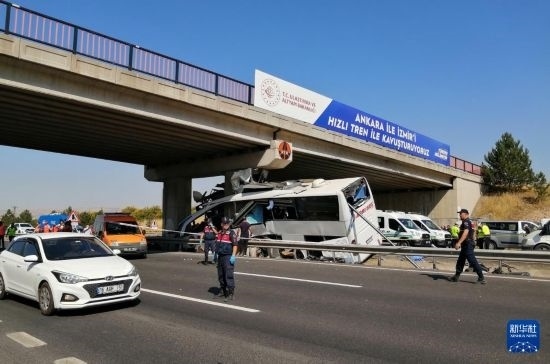 這是8月9日在土耳其安卡拉省波拉特勒拍攝的事故現(xiàn)場。新華社發(fā)（穆斯塔法·卡亞攝）