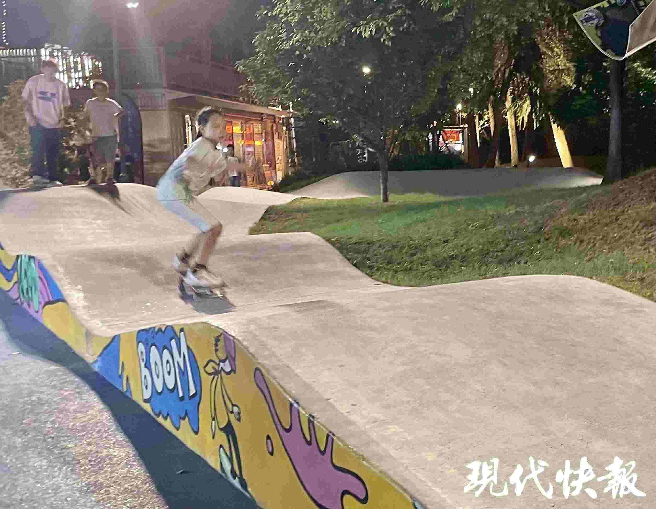 南京西城·夜未央的滑板場(chǎng)地上，一群青少年正在玩滑板