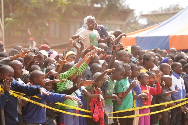 孩子們觀看達(dá)人秀。主辦方供圖