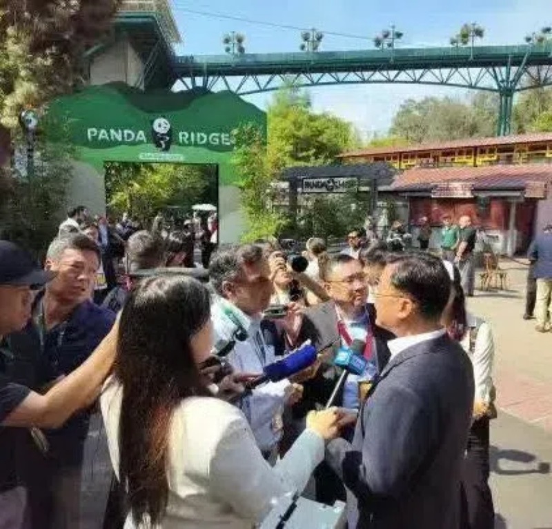 謝鋒大使現(xiàn)場接受記者采訪。中國駐美大使館供圖