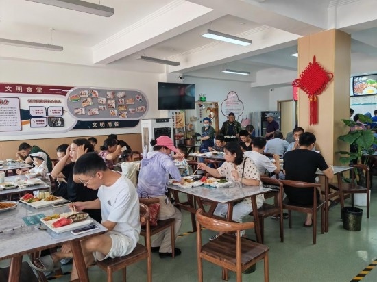 清水灣社區(qū)食堂坐滿了前來(lái)就餐的居民。新華社記者 鄒欣媛 攝