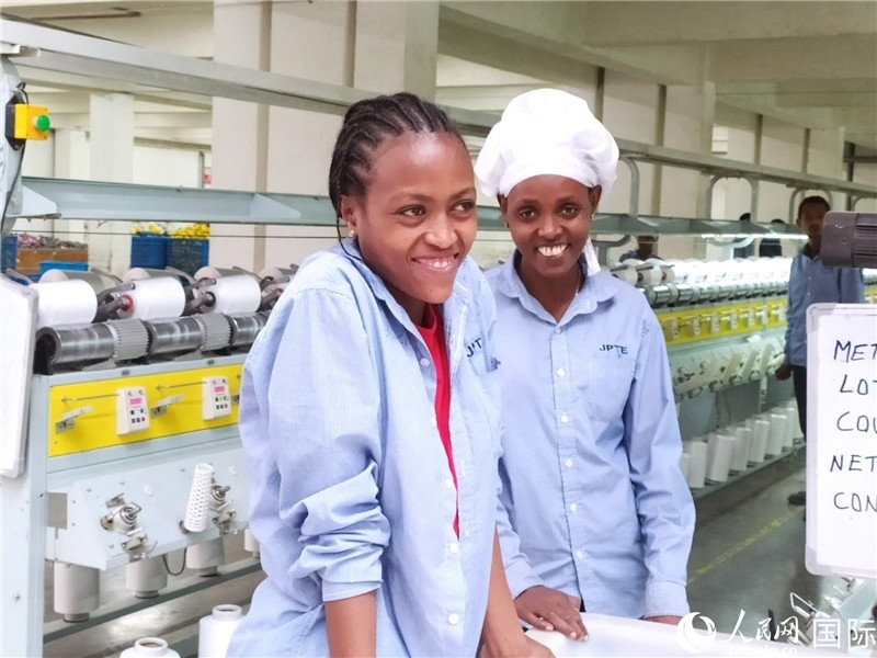 無(wú)錫金茂埃塞面料廠車間的當(dāng)?shù)嘏?。人民網(wǎng)記者黃培昭攝