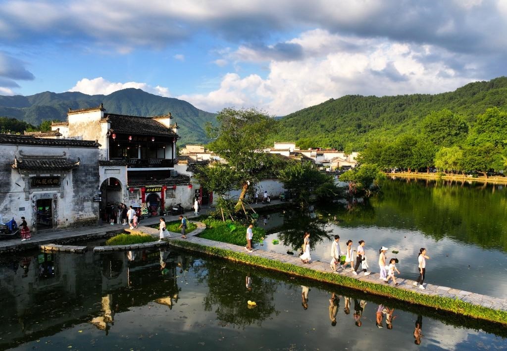 2024年7月7日，游客在安徽省黃山市黟縣宏村游玩。新華社記者杜宇攝