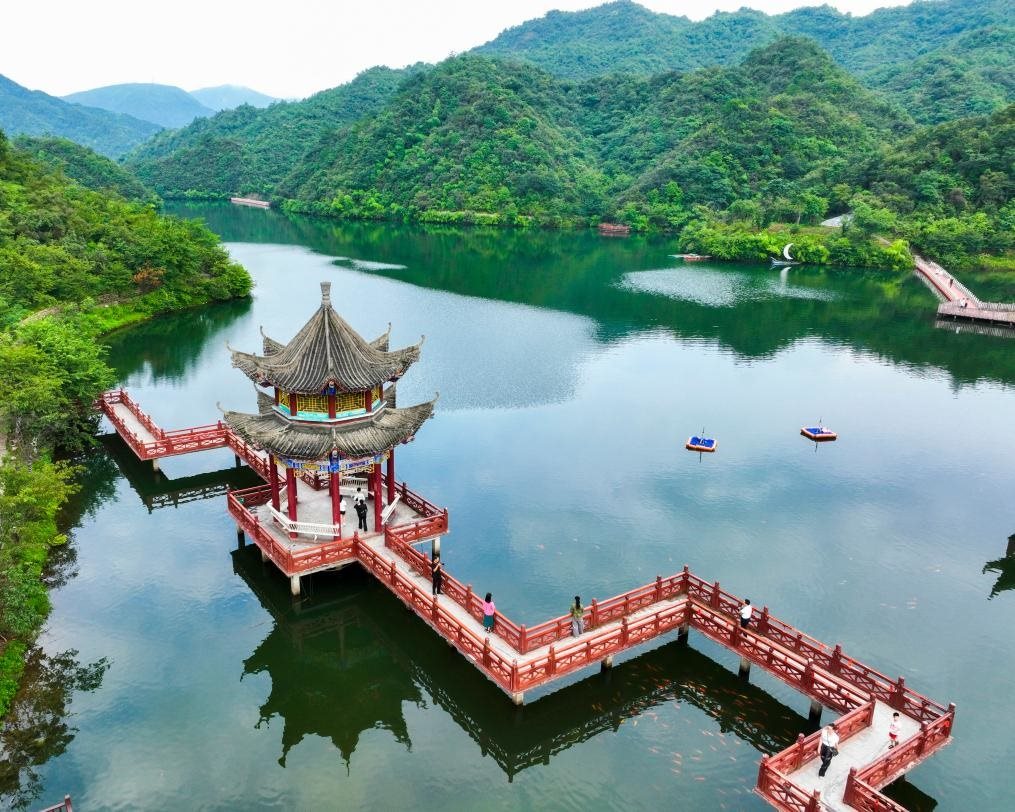 2024年8月11日，游客在湖南省雙牌縣陽明山國家森林公園萬和湖休閑游玩。新華社發(fā)（周秀魚春攝）