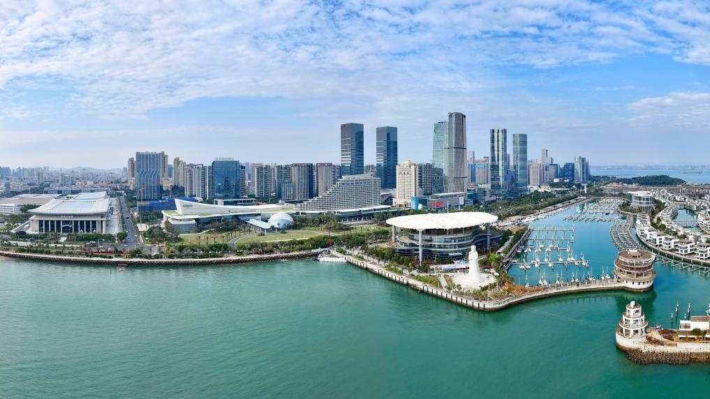 2024年1月24日拍攝的廈門國際會議中心、環(huán)島路一帶濱海城市景觀。新華社記者姜克紅攝